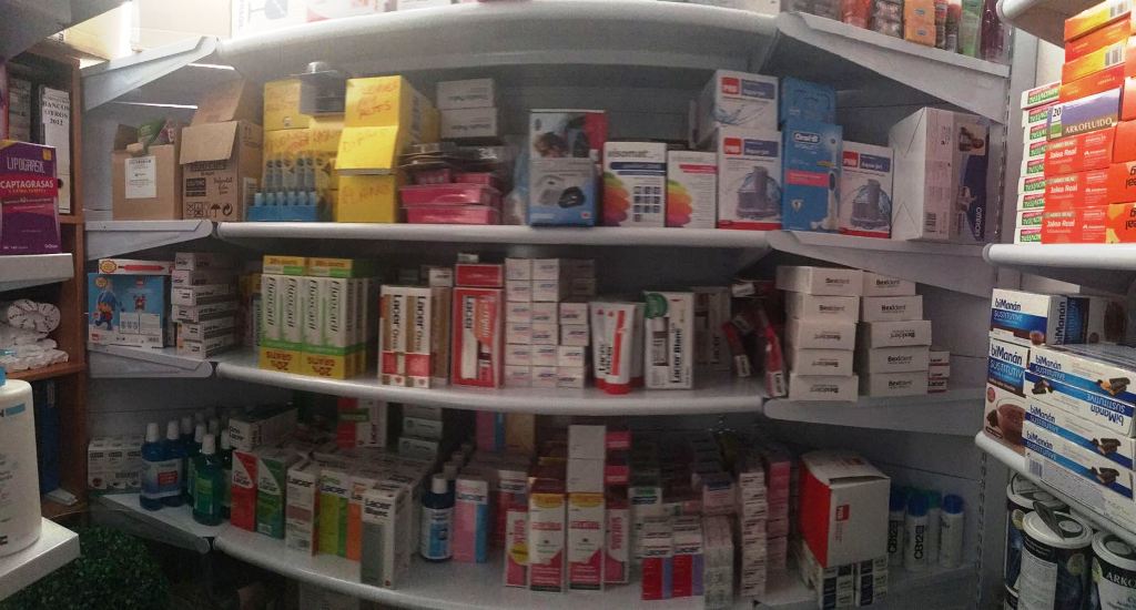 estanteria farmacia esquina